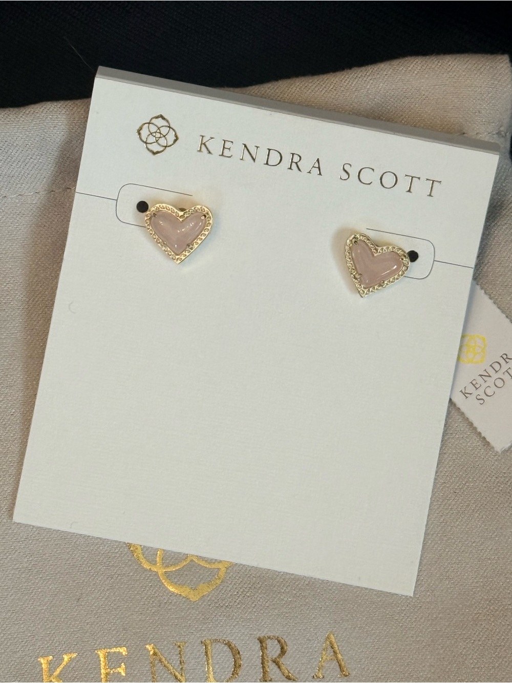 New Kendra Scott Ari Heart Gold Stud Earrings in Rose Quartz